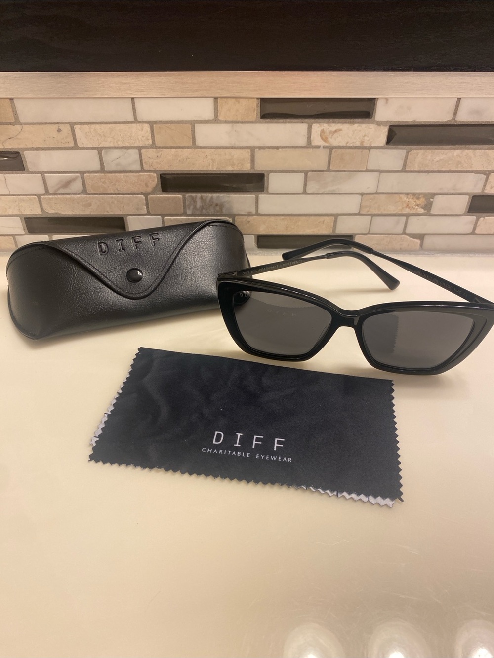 Diff Eyewear Black Cat-Eye Sunglasses